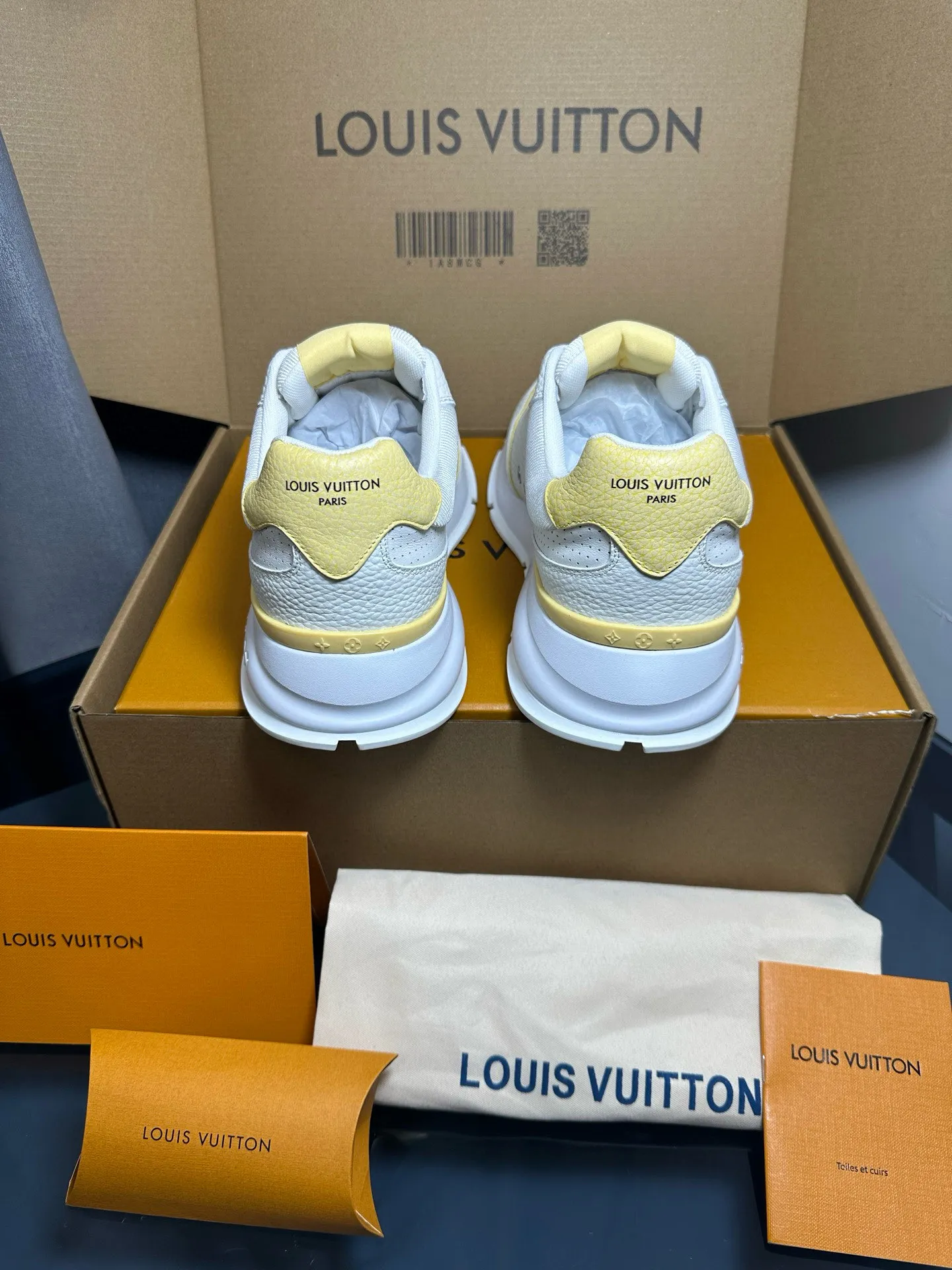 Factory price: 700💰🌈LV | Louis Vuitton 2025𝐬𝐬 🧡💚2025 spring and summer new style top version‼ ️The original version is the same. The counter focuses on the latest casual shoes and new hard goods🆕 ❥Purchasing agent level! Full of high-end feel! A popular model among bloggers at home and abroad, it’s retro and fashionable, and looks stunning on your feet! Wear a lot of happiness! The official website's main recommendation★ ━━━━━ ЅᏇєєt ━━━━━ ▪️Upper: Original custom-made imported calfskin fabric ▪️Inner: breathable gauze imported from Italy ▪️Outsole: rubber foam ➕t men's men's shoes 💰u high-end outsole ▪️Color: nine colors available ▪️Shoe size: 35-44, (45, 46 customized)